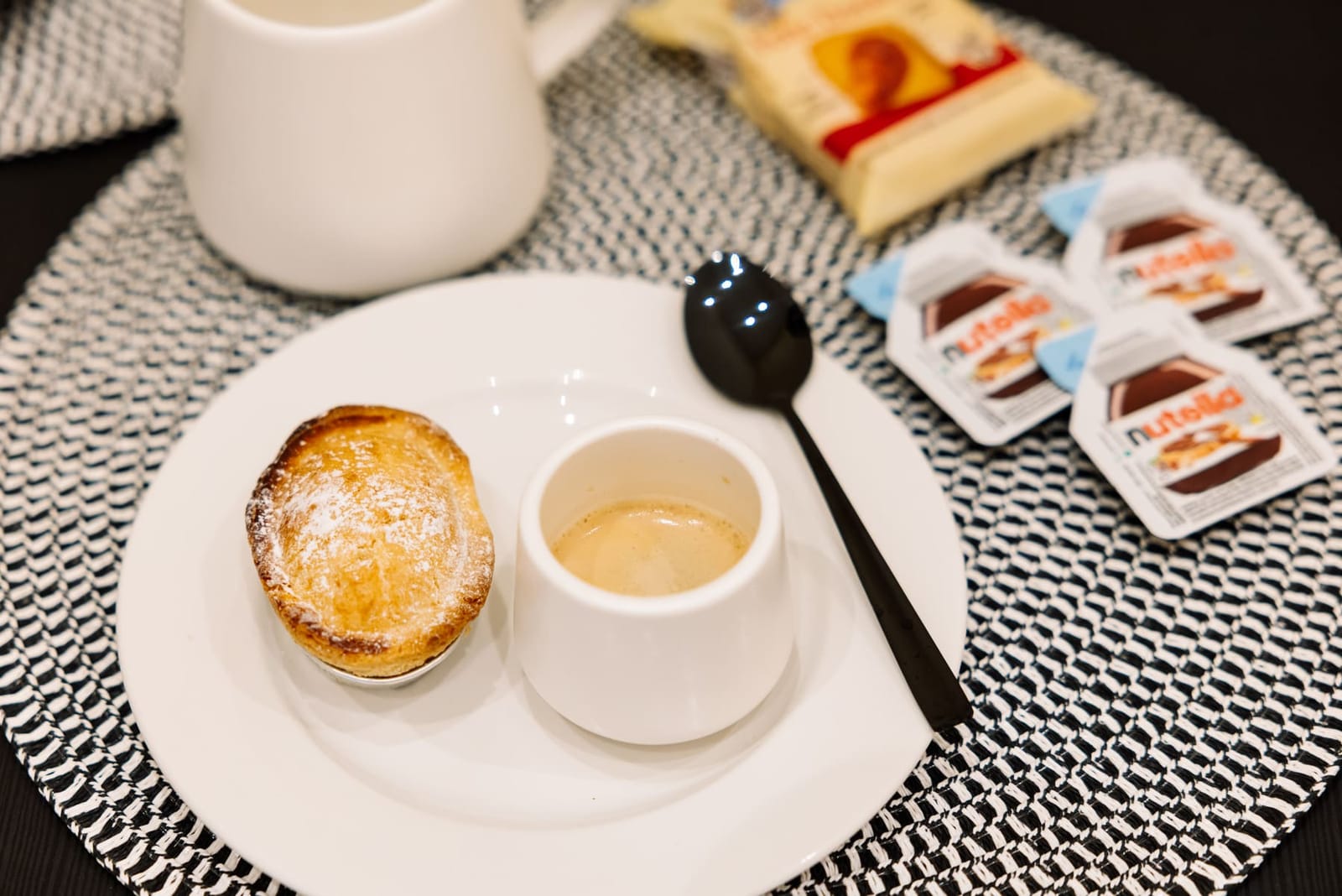 Das Frühstückstablett mit Kaffee und Croissant
